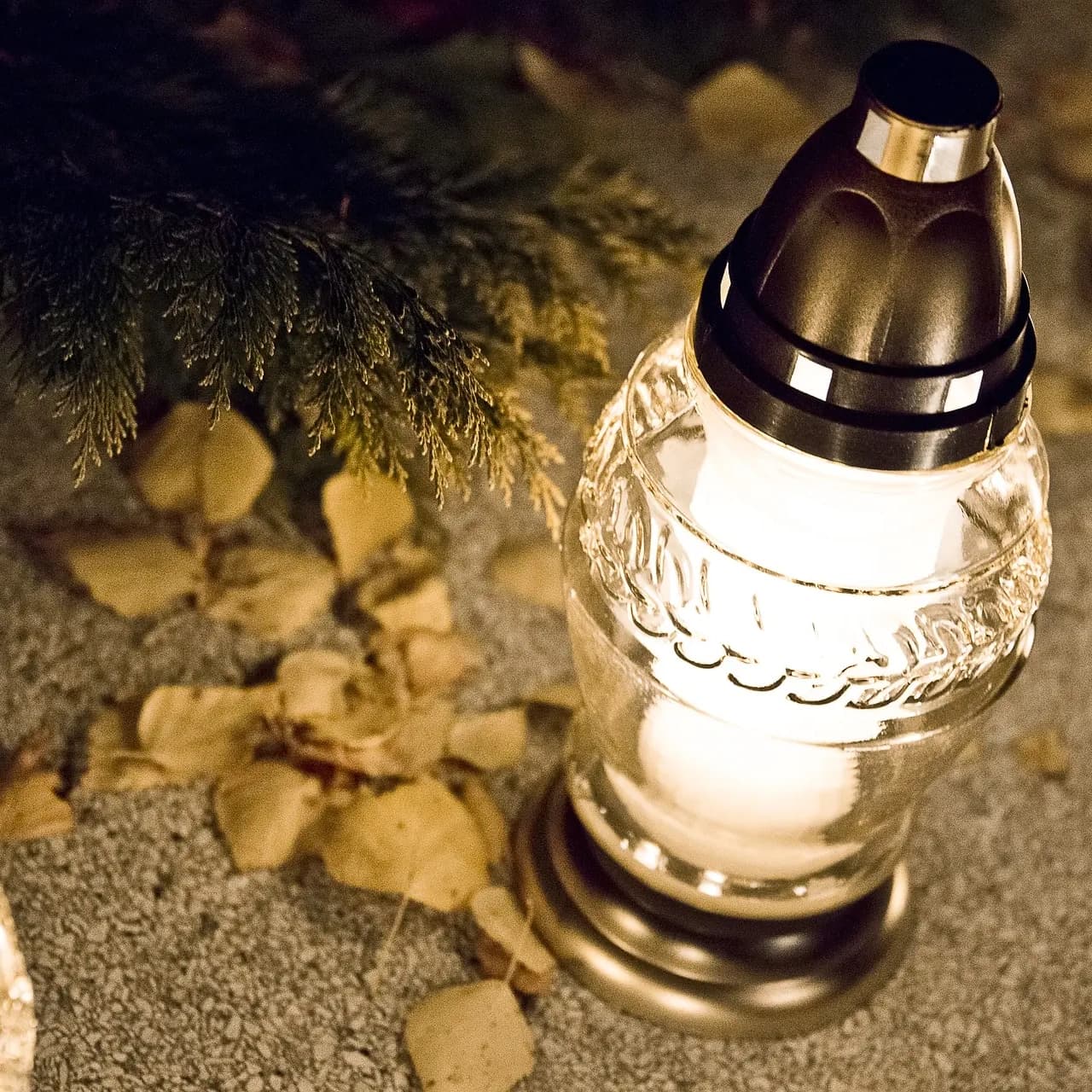 <p data-block-key="09y97">Huomioi myös millaisia kynttilöitä viet haudalle ja mihin sijoitat ne. Monesti näkee muovisia kynttilälyhtyjä, jotka ovat kallellaan ja sulaneet. Vältetäänhän yhdessä myös palovahingot haudoilla. (Kuva: Pixabay)</p>