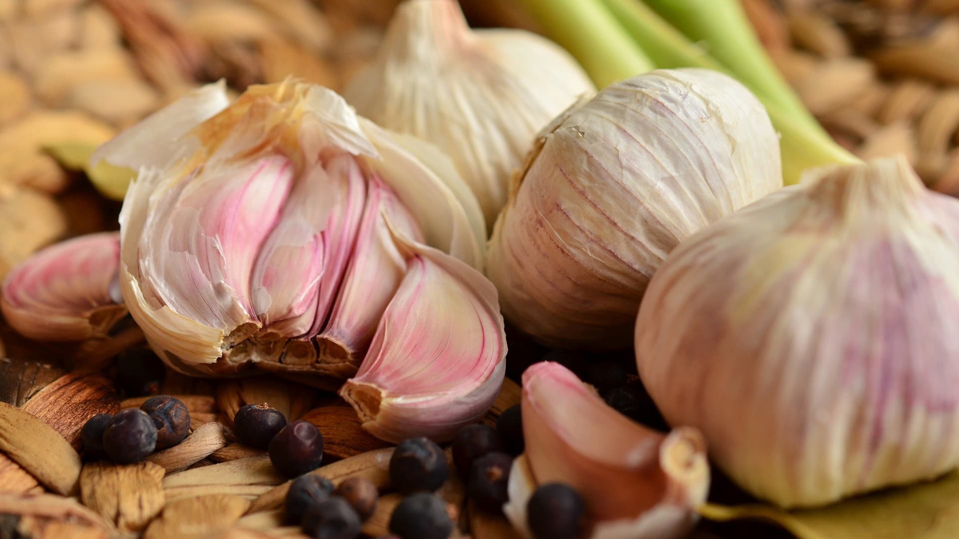 <p data-block-key="ukbub">Valkosipuli osoittaa tuleentumisen merkkejä varsiensa kellastuessa – silloin on aika kerätä sato talteen ja valmistella valkosipulit talvisäilytykseen. (Kuva: Pixabay)</p>