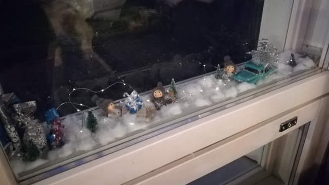 Pattereilla toimiva koristevalosarja tuo tuiketta talviseen asetelmaan.