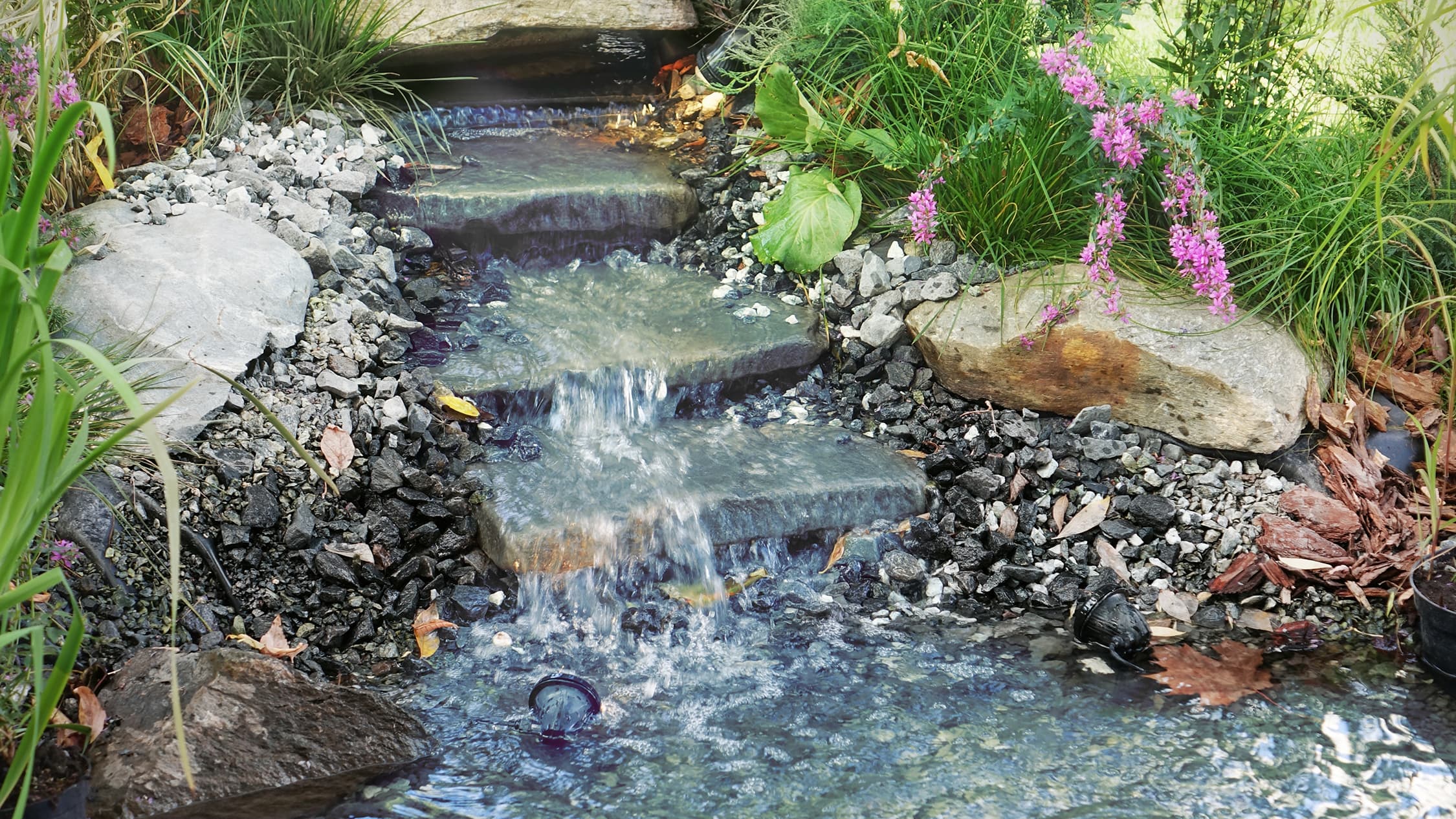 Vesiaiheet puutarhassa: Luonnon rauhaa ja kauneutta