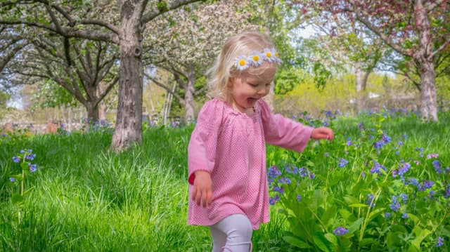 Tyttö juoksentelee vapaana luonnossa
