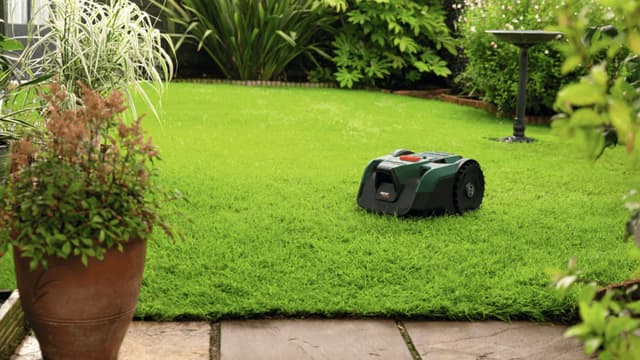 Bosch VISIMOW robottiruohonleikkuri leikkaamassa pihanurmea.