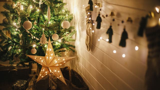 Tunnelmalliset jouluvalot joulukuusessa sekä valaistu joulutähti