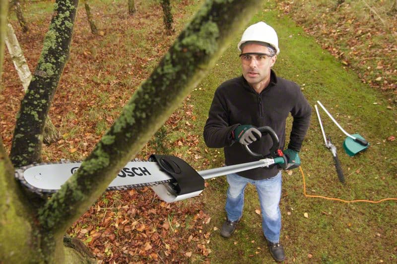 <p data-block-key="92v6o">Boschin AMW SG oksasahalisälaitteen ketjunopeus vastaa lähes sähkösahaa.</p>