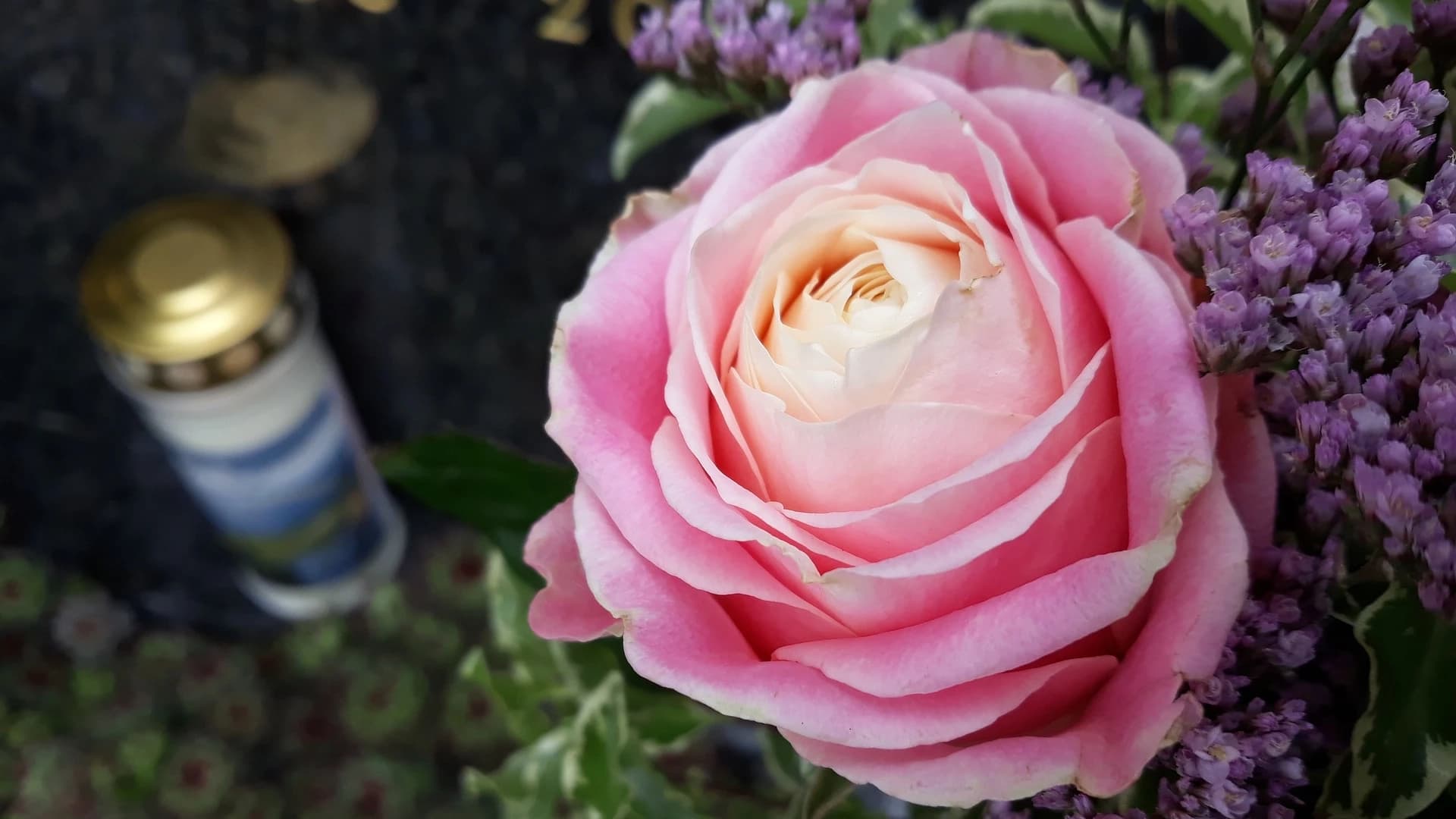 <p data-block-key="50vnp">Pienellä vaivannäöllä huolehdit osaltasi ympäristöstä ja saat hyvän mielen itsellesi. Myös seurakunta ja muut hautausmaalla kävijät arvostavat tekoasi.</p>