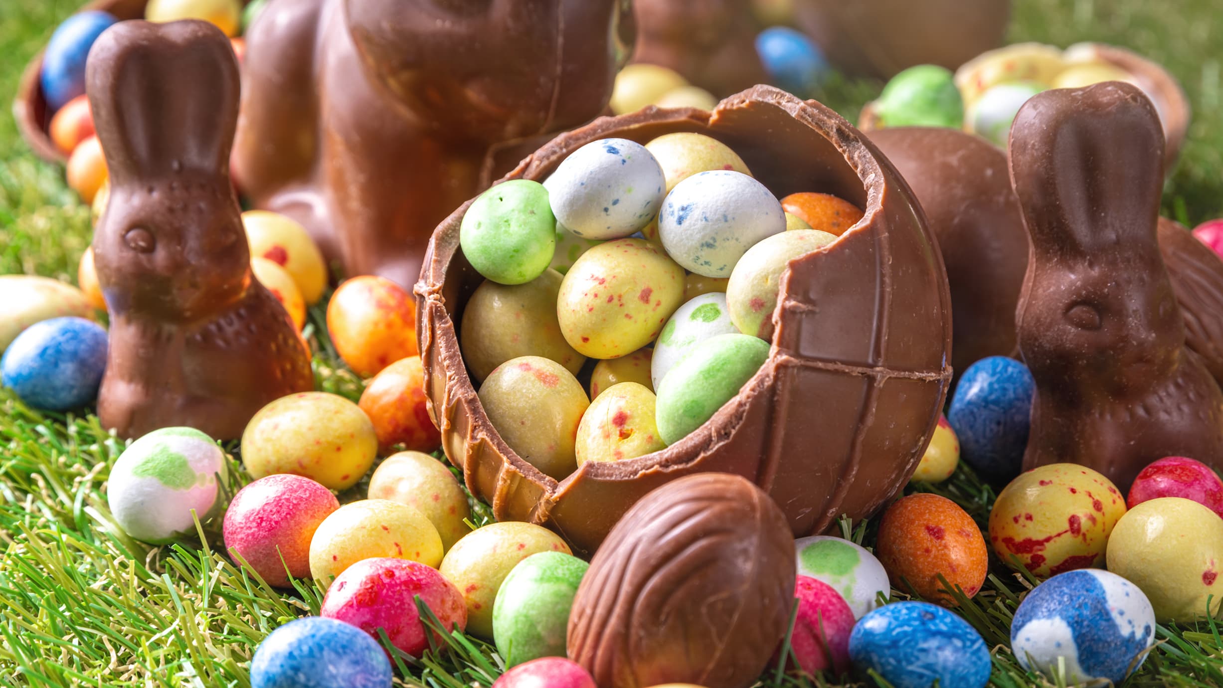 <p data-block-key="jzmiu">Itse askarreltu pääsiäiskori tekee herkkujahdista vieläkin erityisemmän. (Kuva: Adobe Stock)</p>