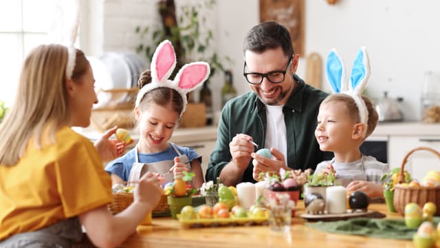 Perhe viettämässä pääsiäistä askartelemalla