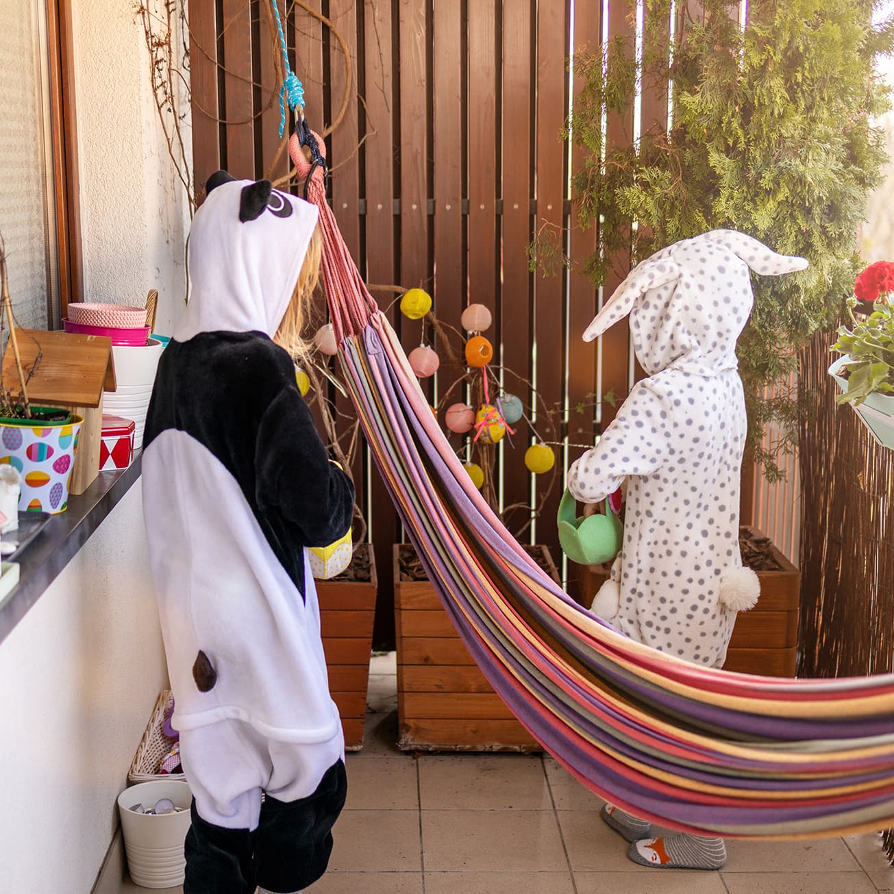 <p data-block-key="j5gm9">Yhdessä järjestetty pääsiäismunajahti luo iloisia muistoja ja kannustaa yhteistyöhön. (Kuva: Adobe Stock)</p>