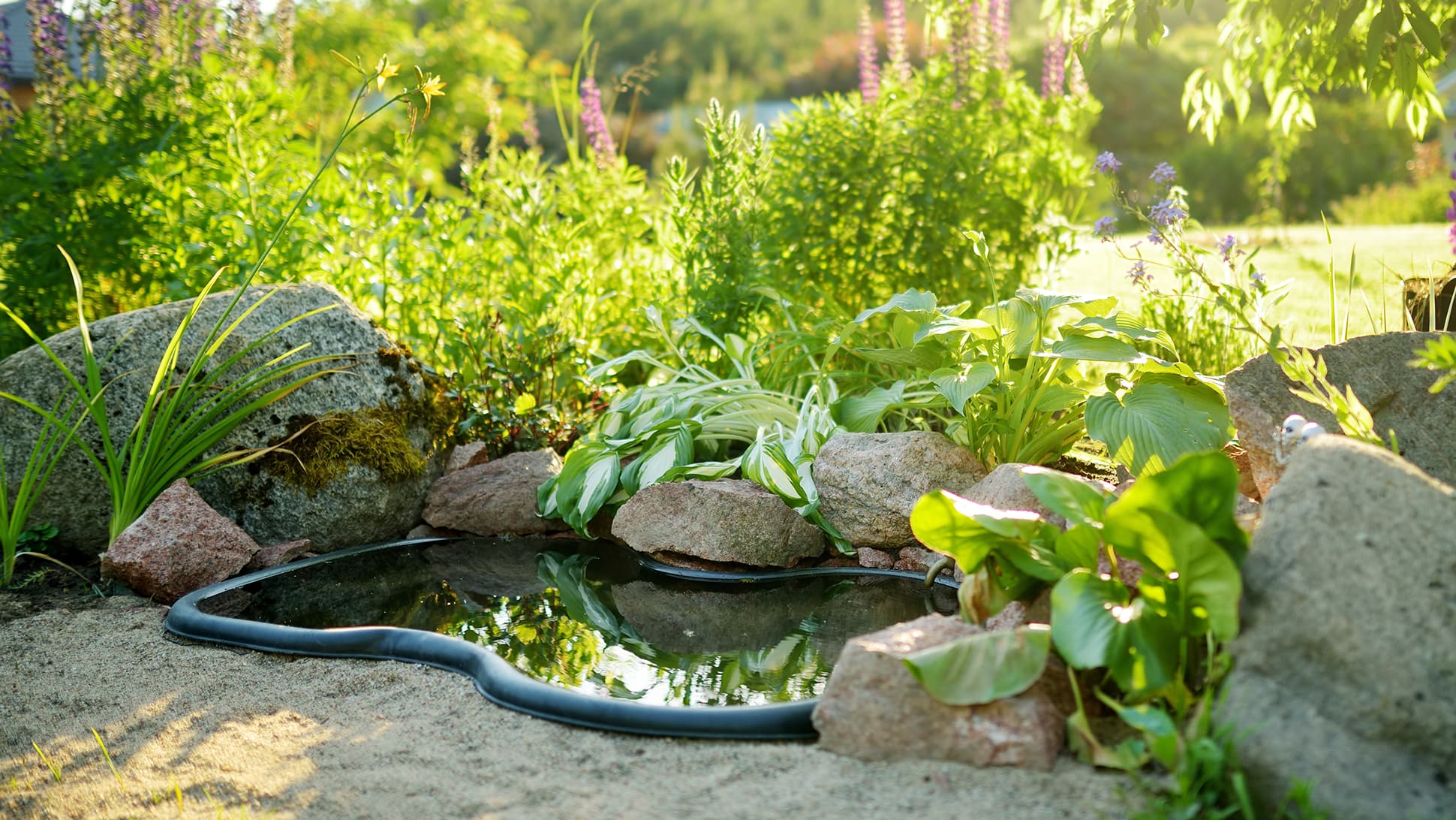 <p data-block-key="lf7l2">Pienikin vesiaihe voi toimia näyttävänä katseenvangitsijana pihalla. (Kuva: Adobe Stock)</p>