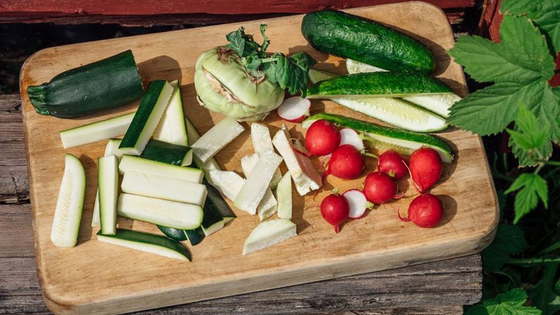 Parhaat sesonkikasvikset leivälle – kotimaisia vaihtoehtoja kurkun seuraksi