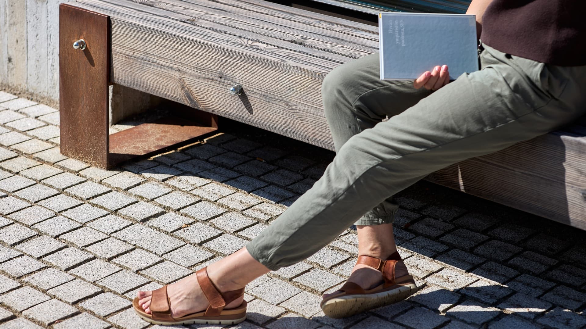 Hiil-Kelo-benches-1