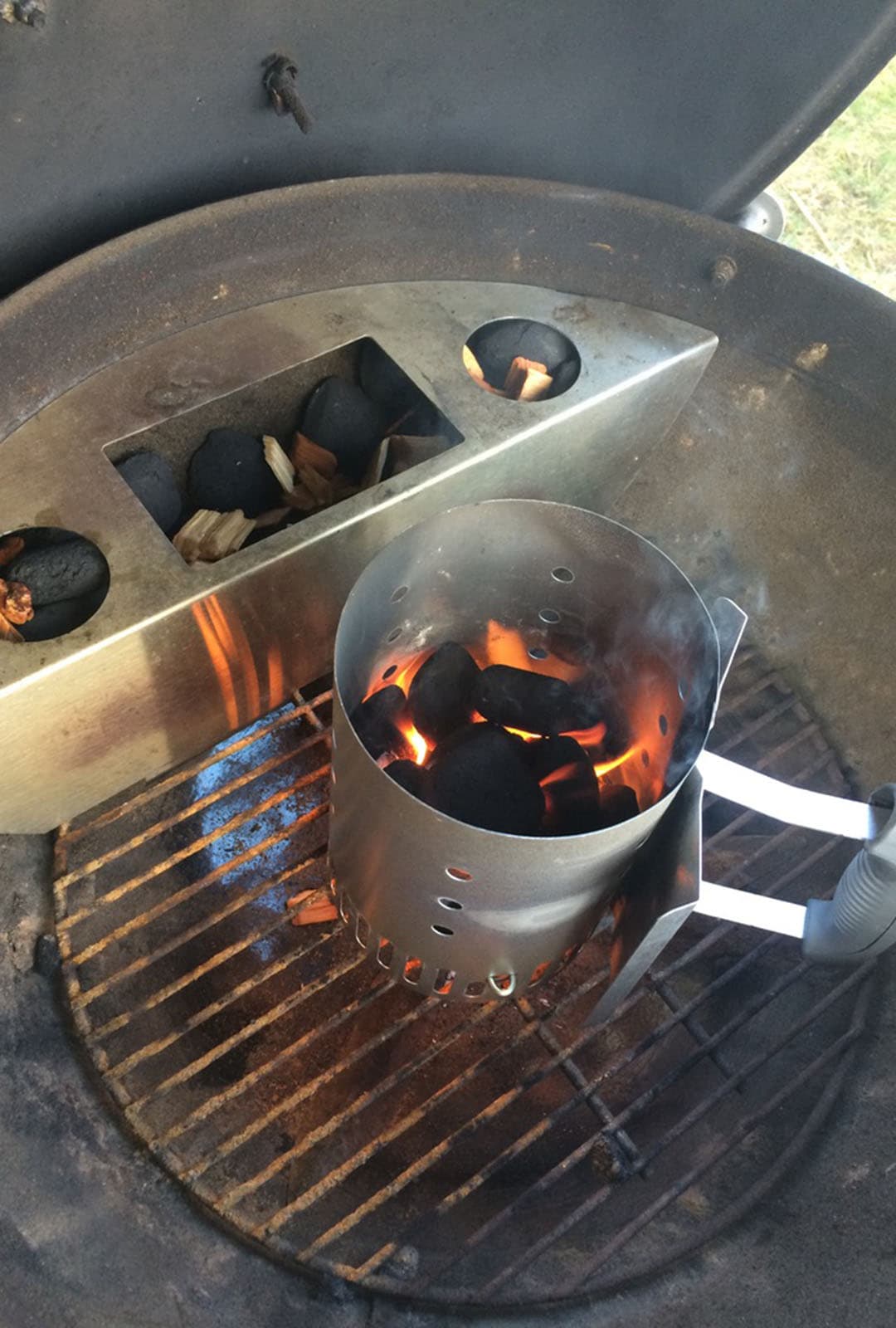 <p data-block-key="wsxjy">Briketit ja savustuslastut valmiina Weber One-Touchin Smokenatorissa. Piippusytyttimessä ensimmäiset briketit valmistumassa.</p>
