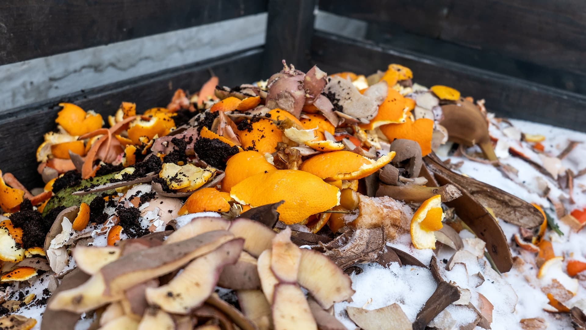Jäätynyt komposti keväällä? Näin saat sen taas toimimaan