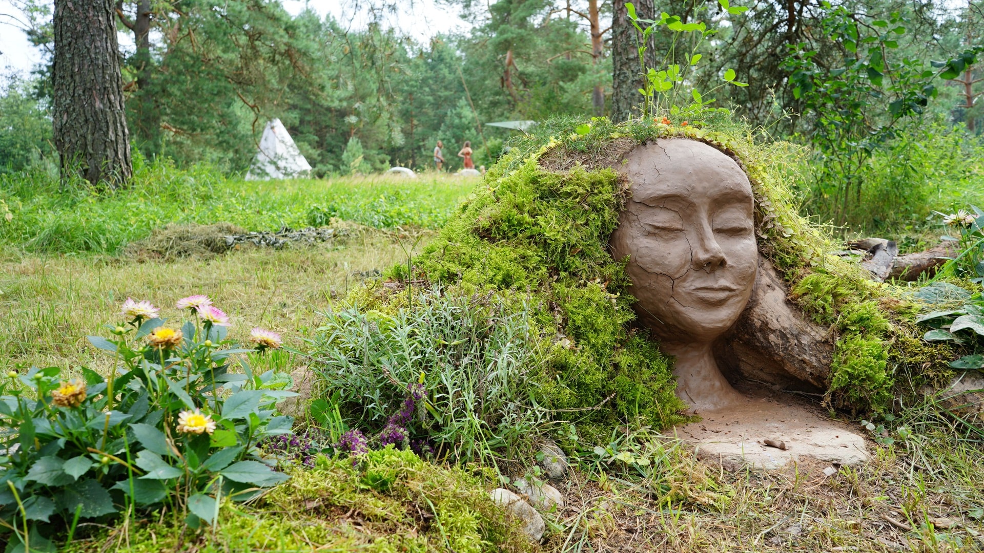 an-artistic-natural-statue-of-a-mother-earth