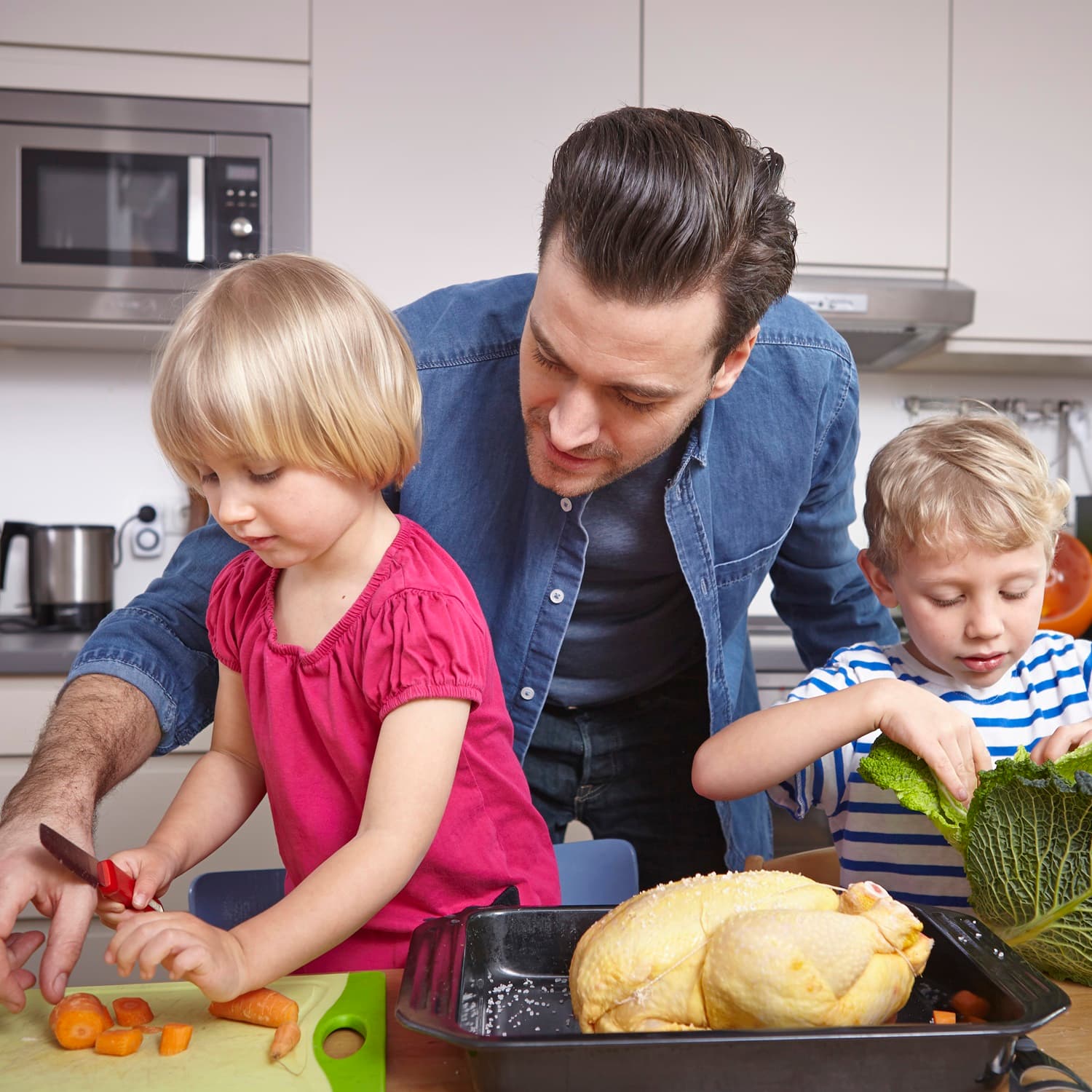 <p data-block-key="ewom7">Koululaisen kanssa on hyvä keskustella siitä, millainen on terveellinen ja monipuolinen välipala sekä miten valita järkevästi tarjolla olevista vaihtoehdoista. (Kuva: Envato)</p>