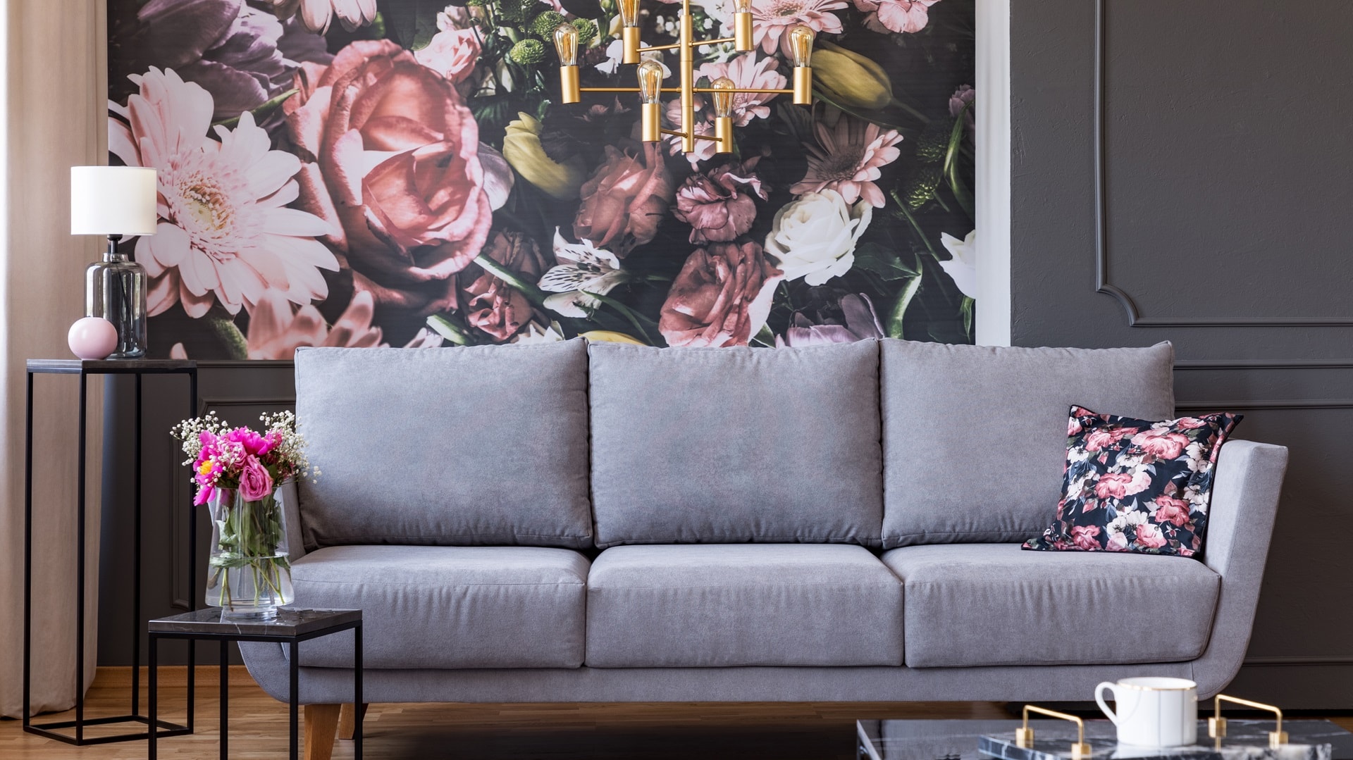 flowers-on-black-table-and-grey-sofa-in-living
