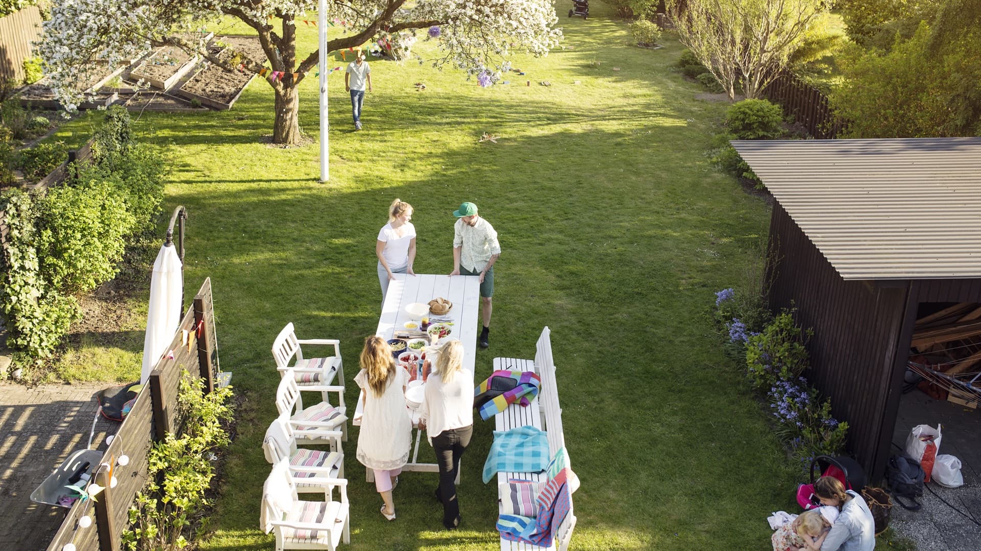 <p data-block-key="h09y9">Kukat viimeistelevät juhlatunnelman. (Kuva: Envato)</p>