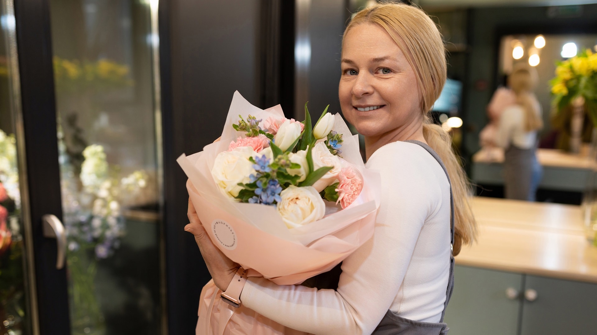 maker-of-flower-arrangements-with-a-bouquet