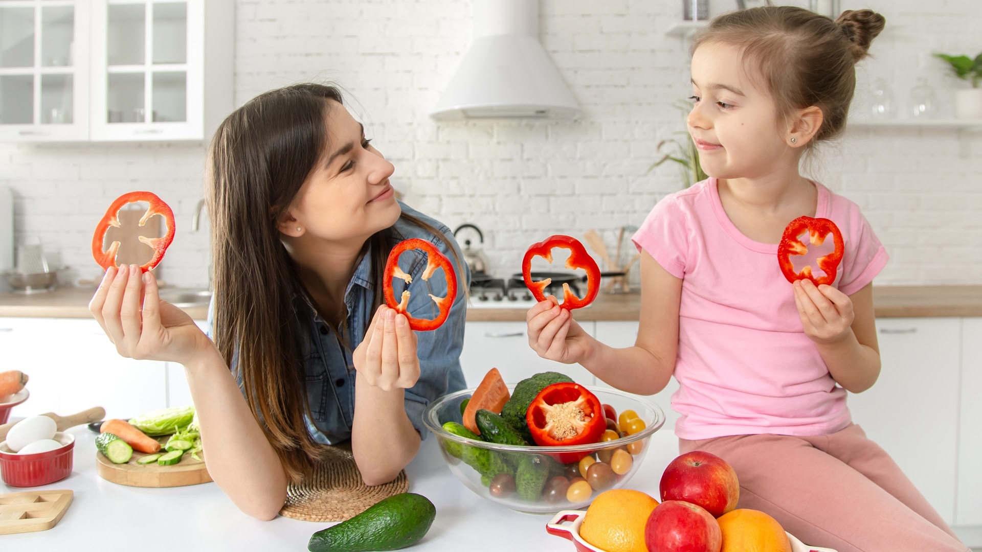mom-and-daughter-prepare-a-salad-in-the-kitchen-h-2023-11-27-05-13-34-utc