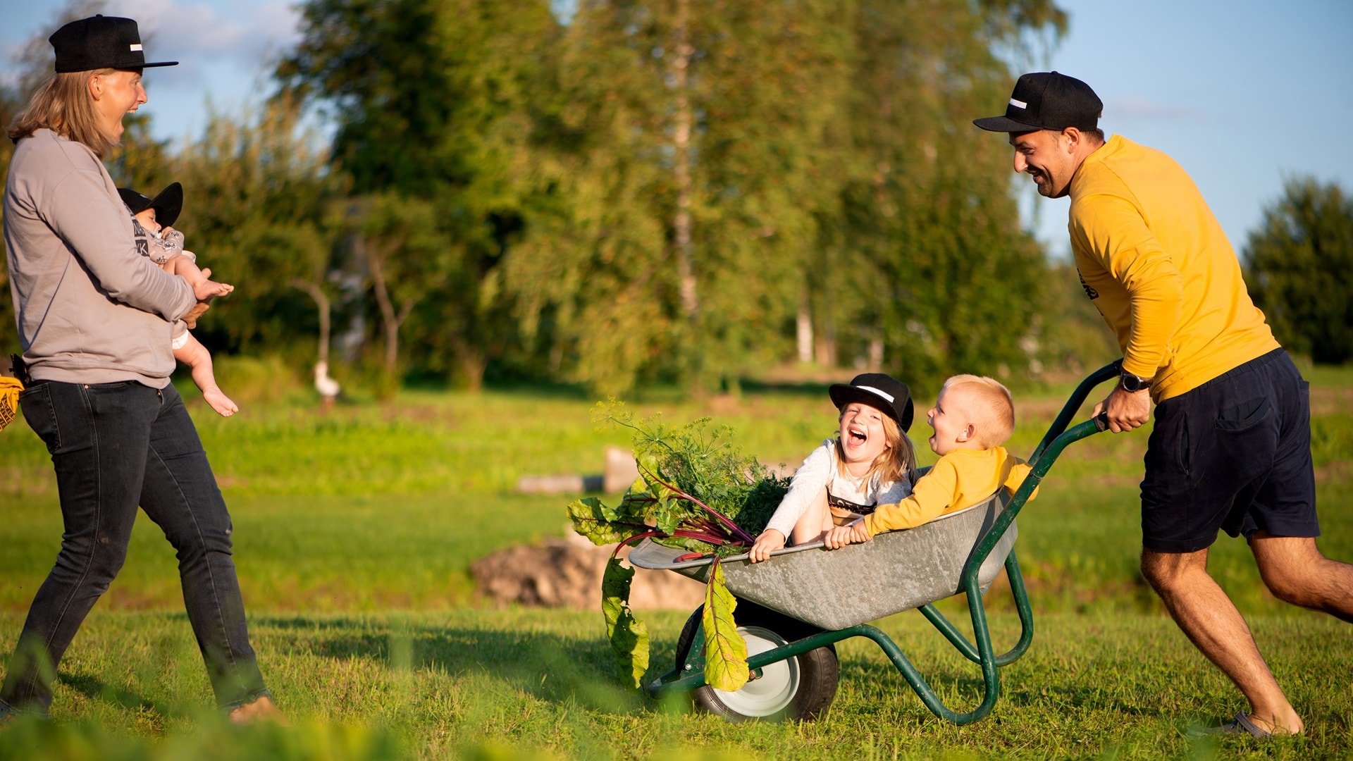 muokhappy-family-mother-father-and-three-children-pla