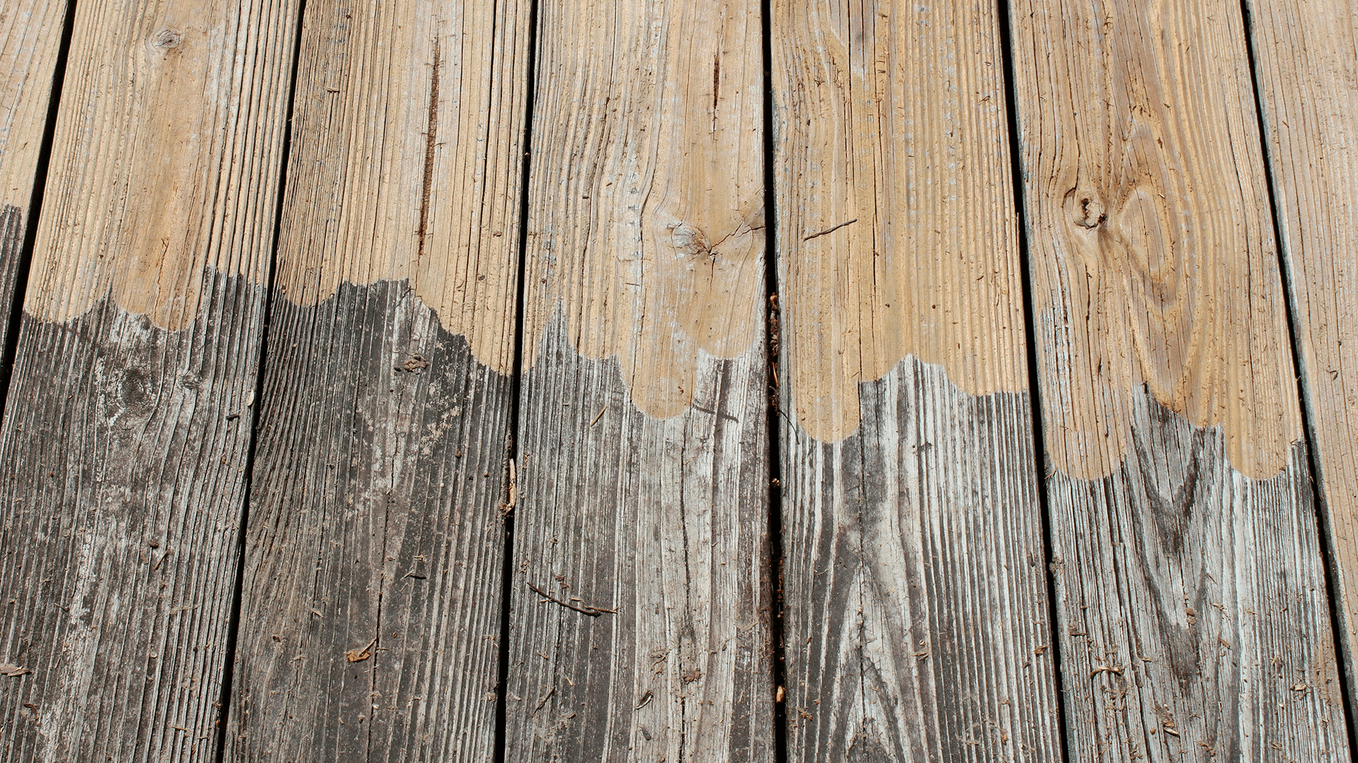 <p data-block-key="jowj9">Terassipesu irrottaa tehokkaasti likaa ja vanhaa käsittelyä, jolloin puupinnan todellinen kunto tulee näkyviin ennen uutta suojausta. (Kuva Adobe Stock)</p>