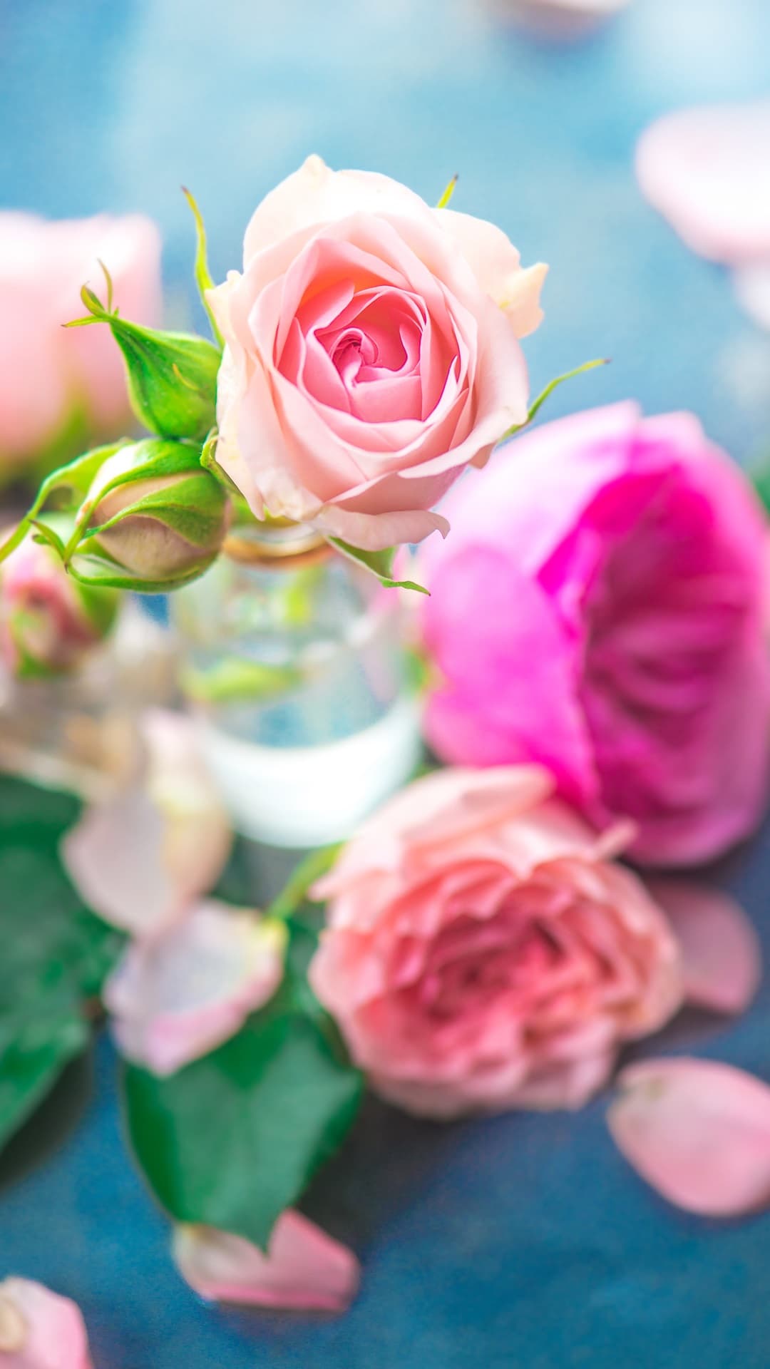 <p data-block-key="bq1t5">Onnittelut kukkien kera – Jos et pääse juhliin paikalle, ilahduta valmistunutta lähettämällä kukkalähetys suoraan kotiin. (Kuva: Envato)</p>