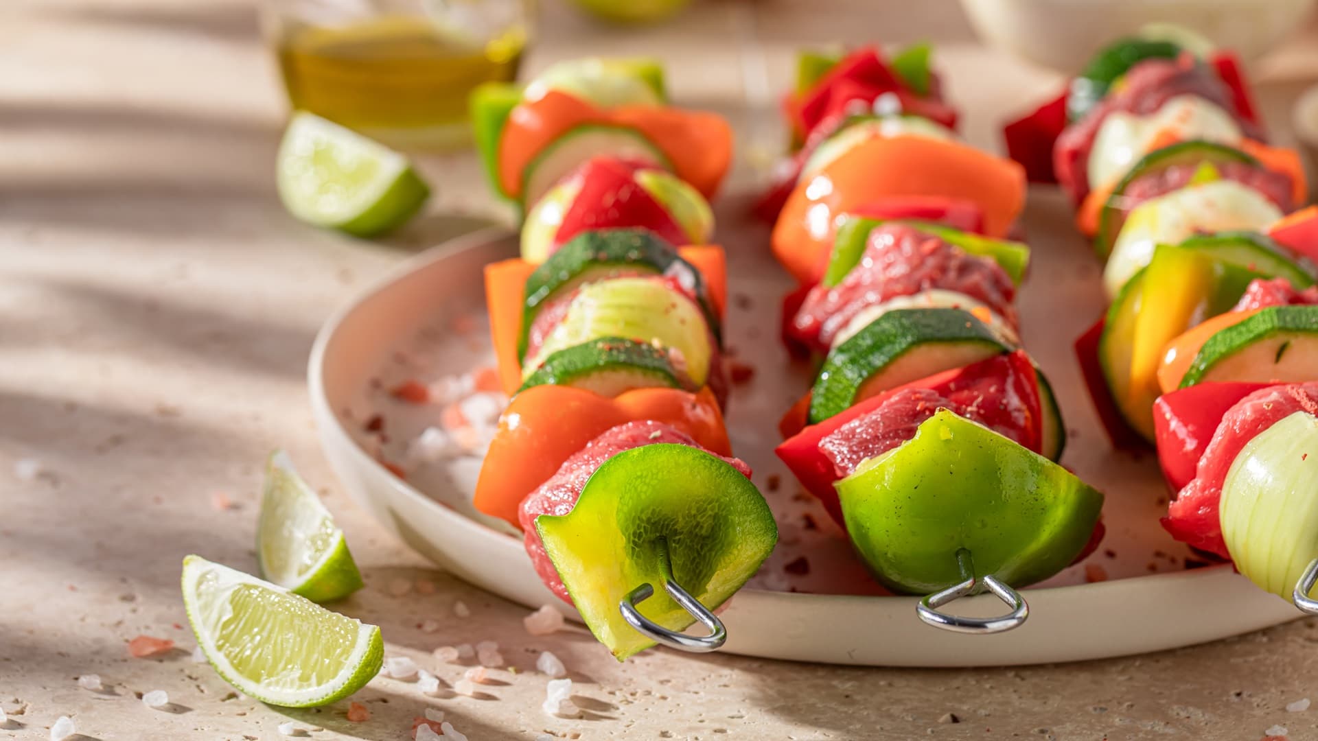 <p data-block-key="ekjsi">Tomaatti sopii oikein hyvin muun muassa grillivartaisiin. (Kuva: Envato)</p>