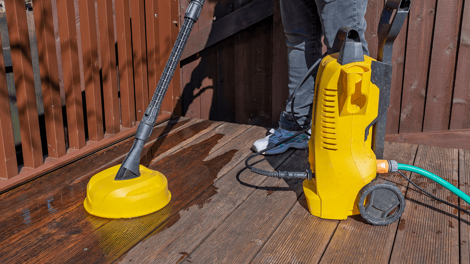 <p data-block-key="jowj9">Terassin puhdistuksessa painepesuriin liitettävä terassipesuri on puupinnalle turvallisempi vaihtoehto kuin suora kova vesisuihku. (Kuva Adobe Stock)</p>